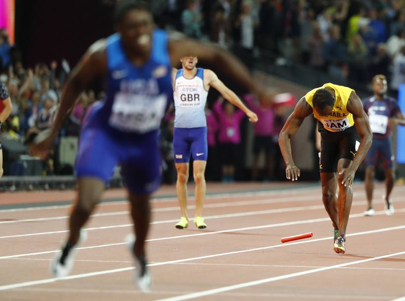 Usain Bolt si infortuna nell&#39;ultima frazione della 4x100, chiudendo nel modo peggiore Mondiali e carriera